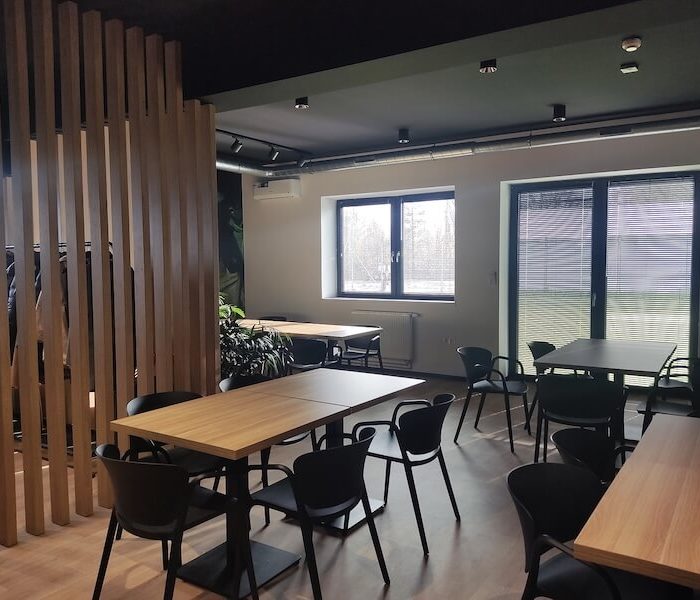 ARANŻACJA WNĘTRZ POMIESZCZEŃ BIUROWYCH ZAKŁADÓW PRODUKCYJNYCH UNILIN FLOORING POLSKA